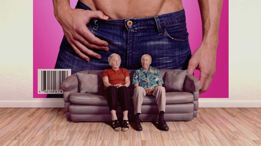 Геи занимаются сексом на диване