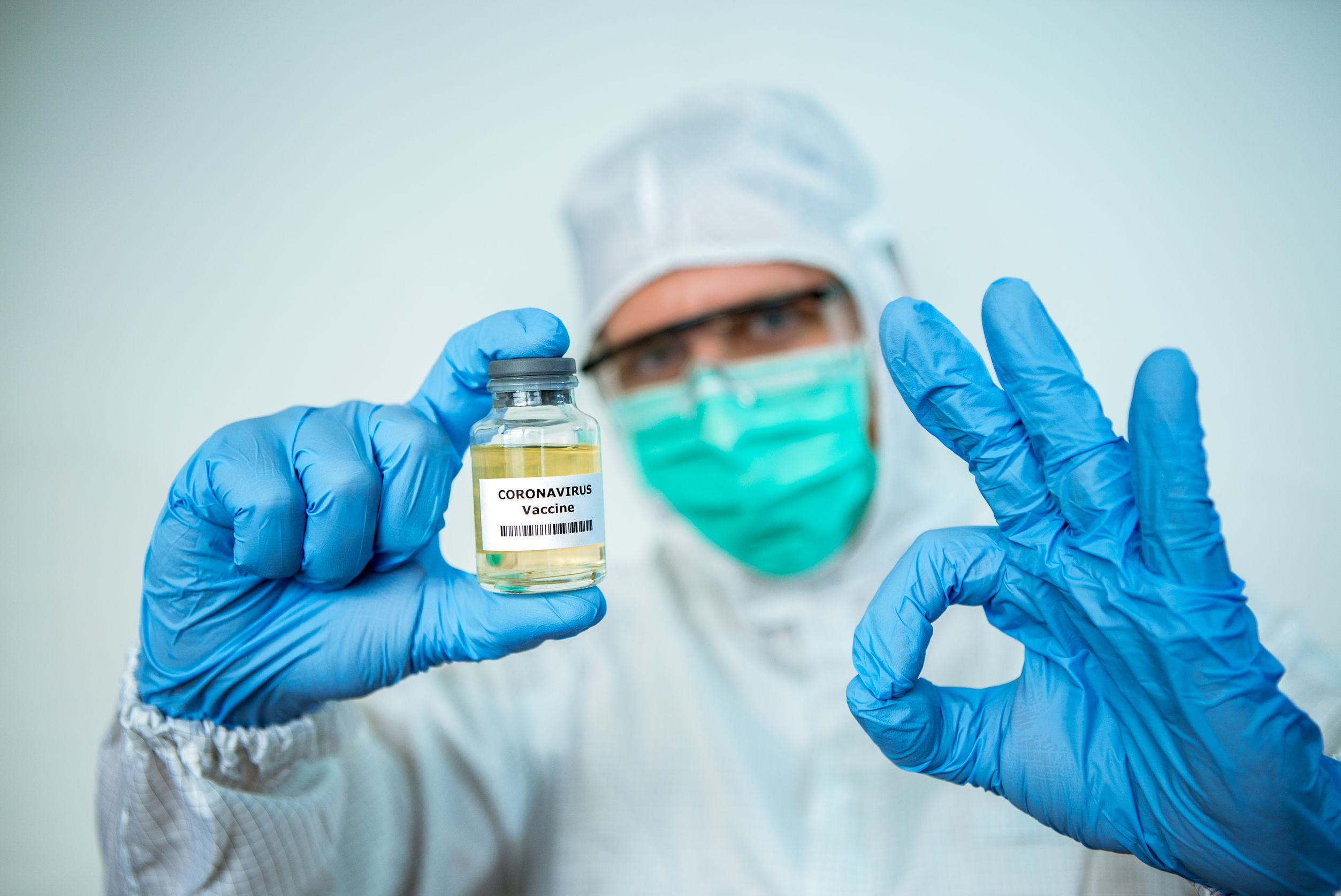 Вакцин франция. Фото врача с вакциной. Врач в маске с вакциной. Обязательная вакцинация от коронавируса в России.