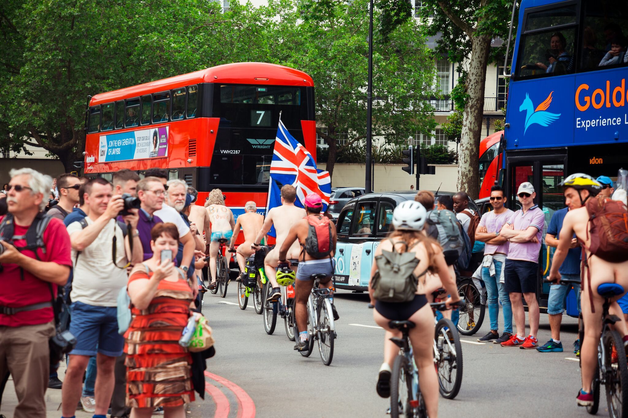 Люди в голом» на велосипеде | «Англия»