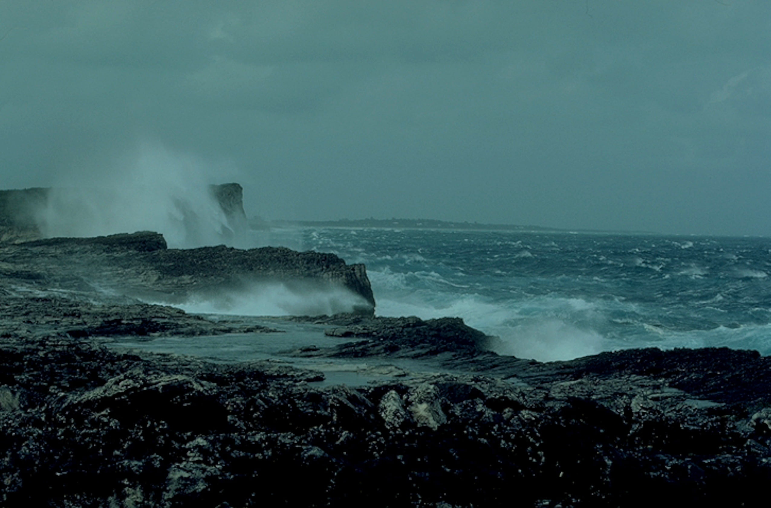 Далекий шторм. Охотское море шторм. Баренцево море шторм. Буря на море. Море в бурю.